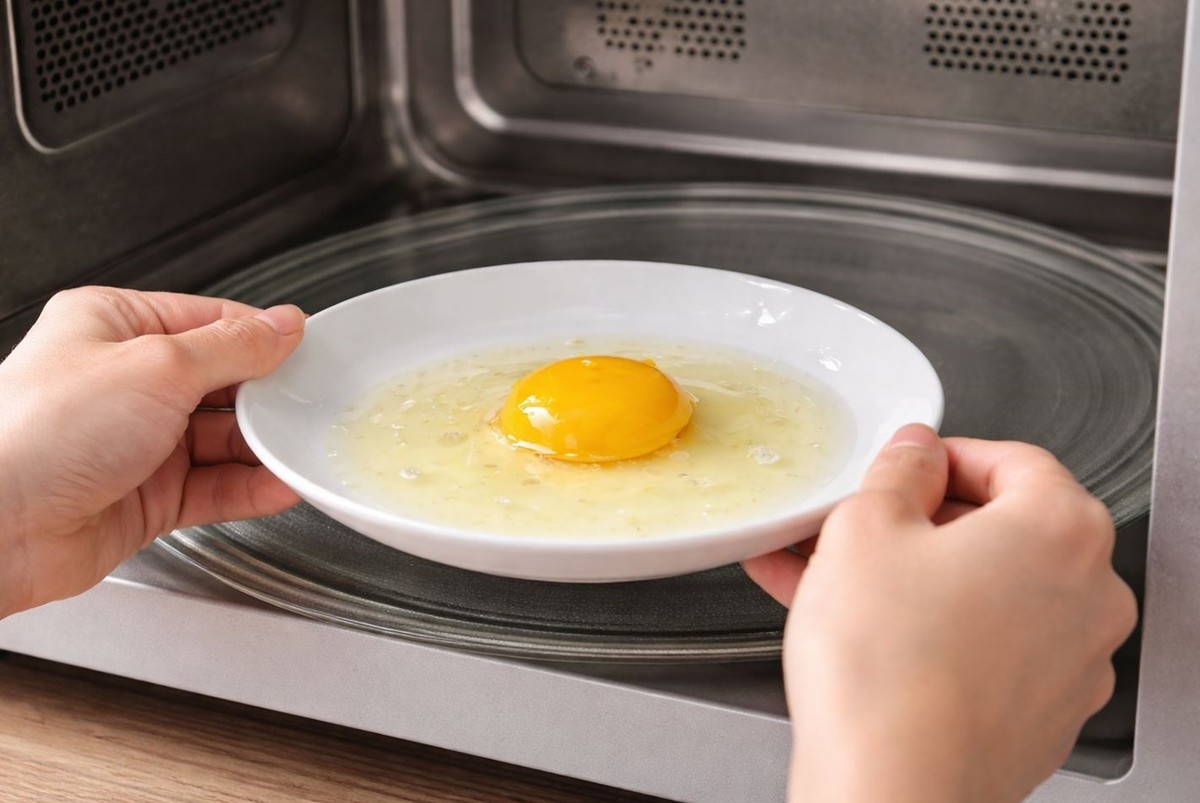 전자레인지로 계란후라이를 만들어보자! 기사 이해를 돕기 위해 AI를 활용해 제작한 자료 사진입니다.