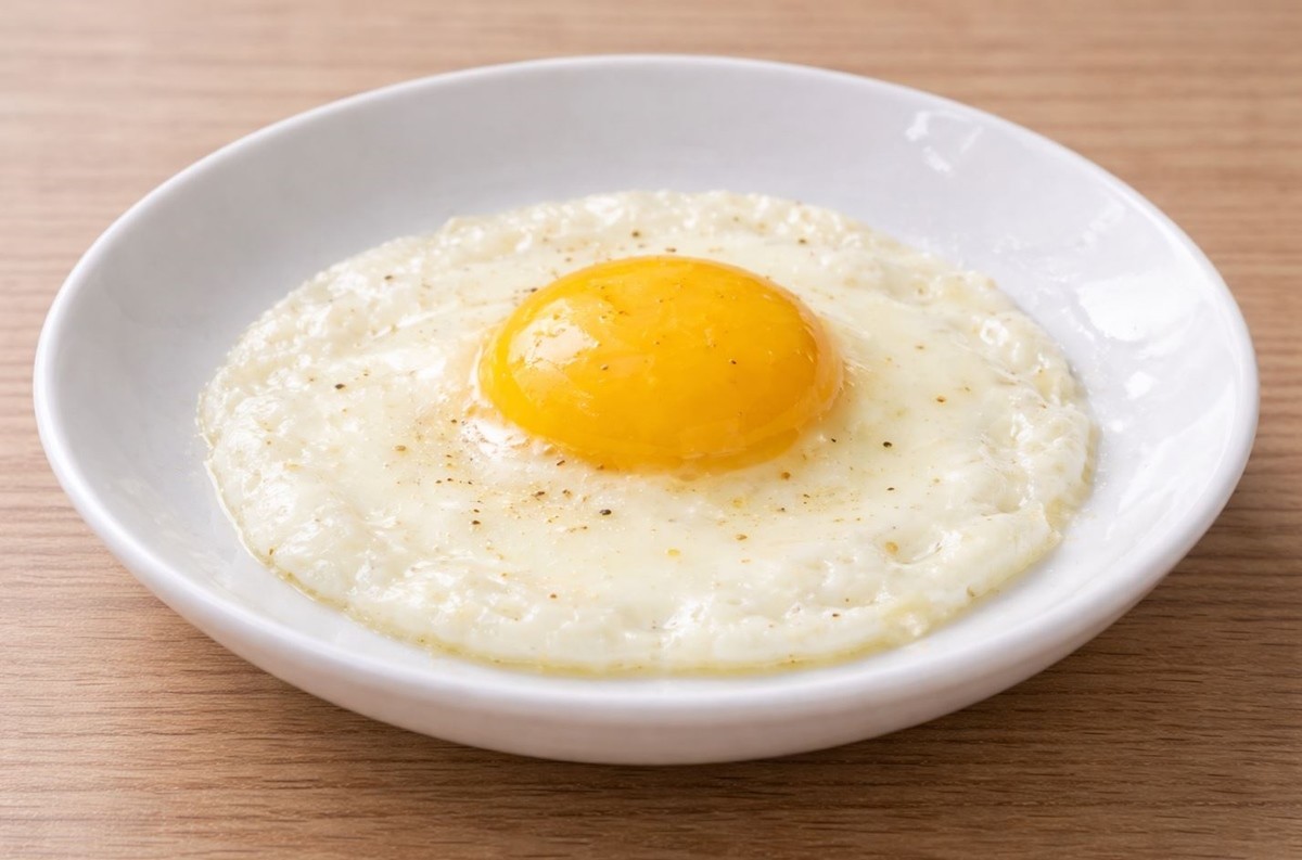 완성된 계란후라이 모습. 기사 이해를 돕기 위해 AI를 활용해 제작한 자료 사진입니다. 실제 모습과 다소 차이가 있을 수 있습니다.