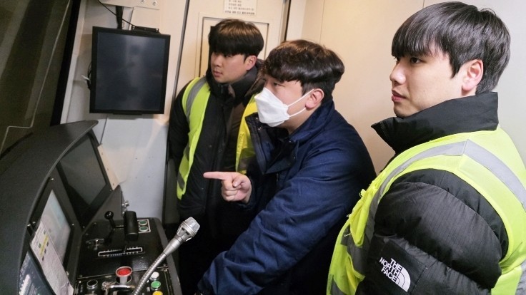 대전교통공사는 우송디젯철도아카데미 제2종 전기차량 운전면허 취득과정 교육생들을 대상으로 기관사 현장실습 과정 중 본선 선로견습을 하고 있다./사진=대전교통공사