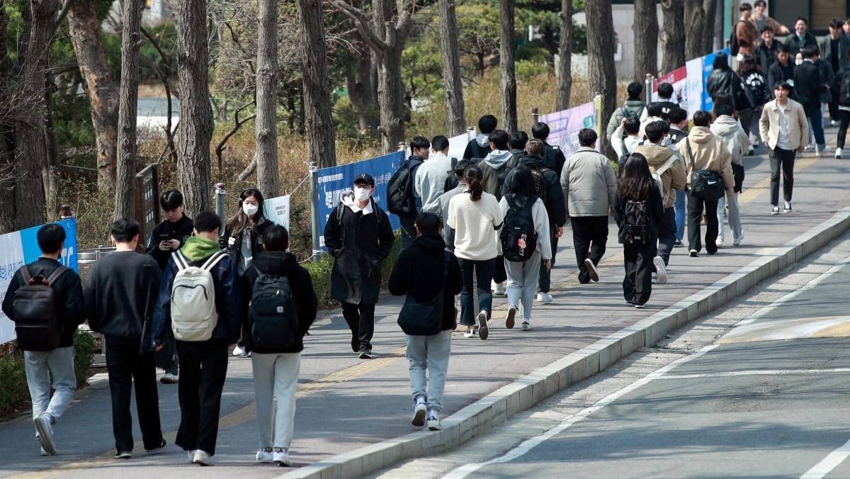 서울시내 대학교에서 학생들이 이동하고 있다. / 뉴스1