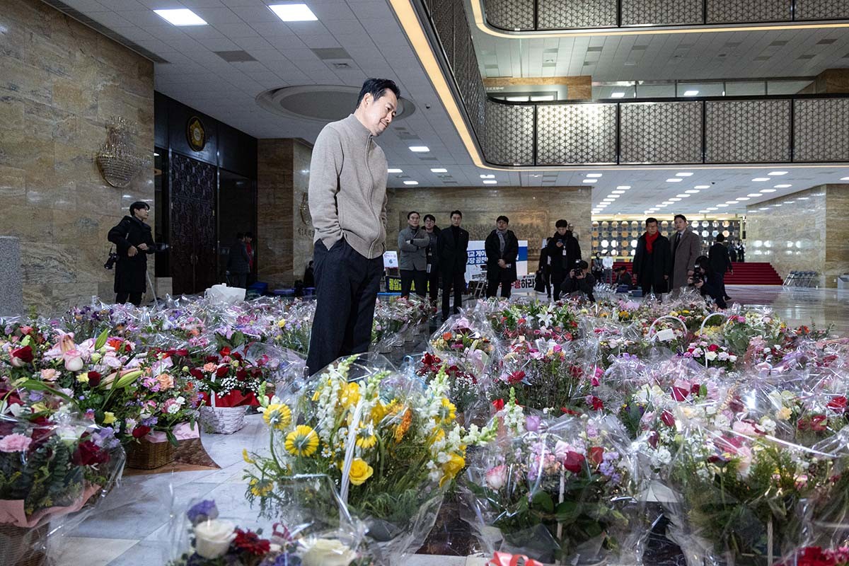 더불어민주당의 통일교 및 공천뇌물 특검 수용을 촉구하며 6일째 단식을 이어가고 있는 장동혁 국민의힘 대표가 20일 서울 여의도 국회 로텐더홀에서 응원 꽃바구니를 바라보고 있다. / 뉴스1