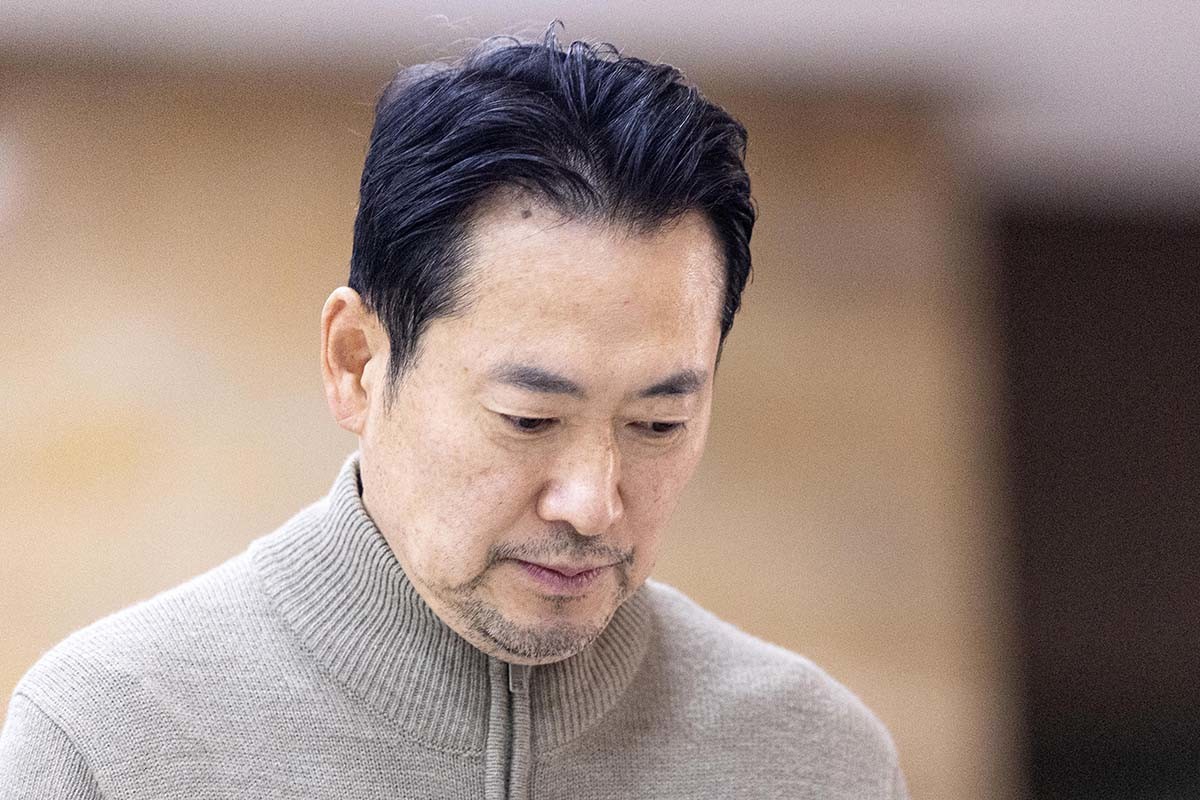 더불어민주당의 통일교 및 공천뇌물 특검 수용을 촉구하며 6일째 단식을 이어가고 있는 장동혁 국민의힘 대표가 20일 서울 여의도 국회 로텐더홀을 거닐고 있다. / 뉴스1