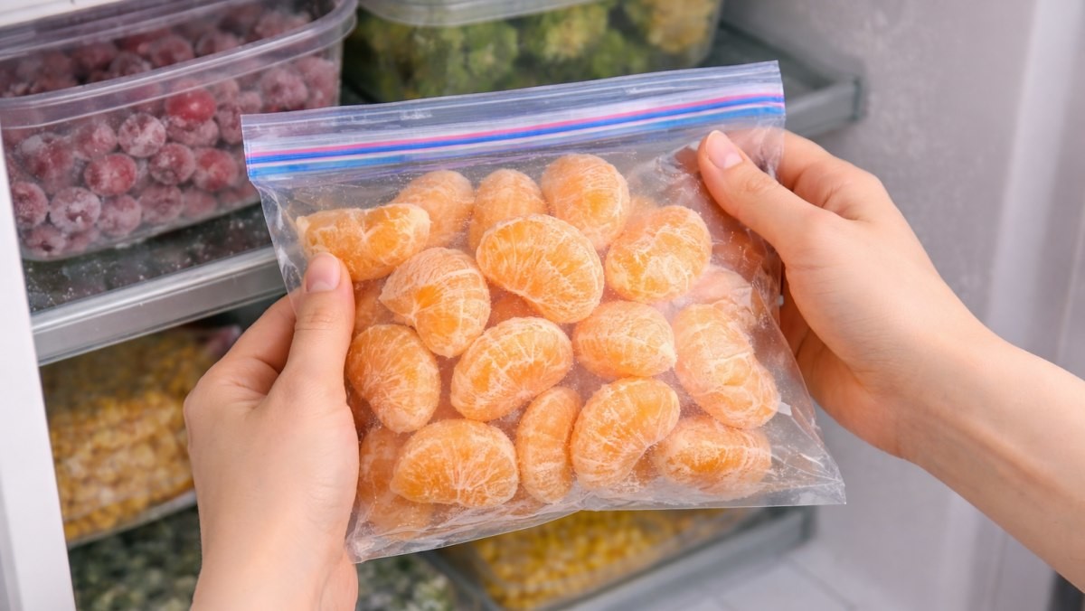 냉동실에 넣는 귤 모습 / 기사 내용 이해를 돕기 위해 AI로 제작한 이미지