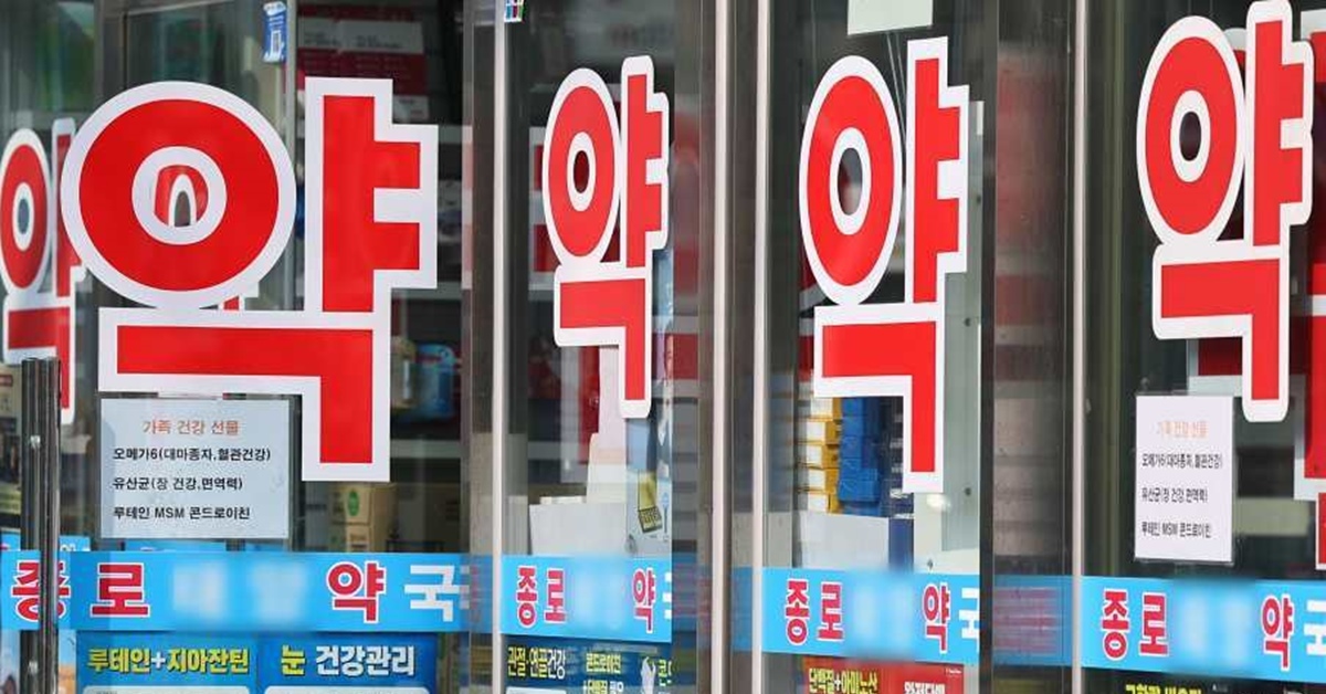 70대車 약국 돌진, 여약사 부상