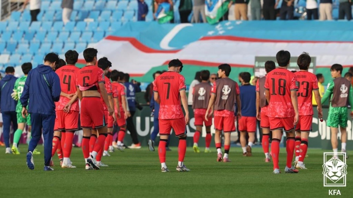 지난 13일(현지시각) 사우디아라비아 리야드 프린스 파이샬 빈 파드 스타디움에서 열린 2026 AFC U-23 아시안컵 조별리그 C조 2차전 대한민국과 우즈베키스탄의 경기에서 0대2로 패한 대한민국 23세 이하(U-23) 대표팀이 아쉬움을 삼키고 있다. 기사의 이해를 돕기 위한 사진 / 대한축구협회 제공, 뉴스1