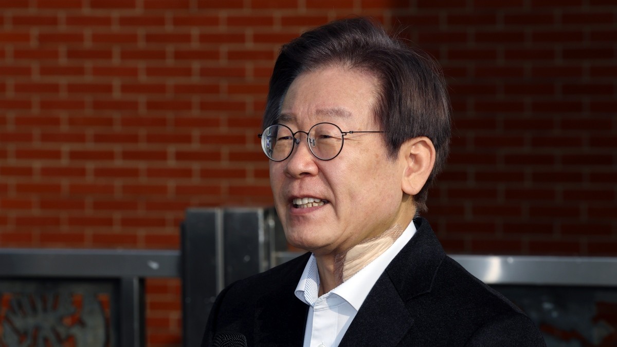 흉기 피습을 당했던 이재명 대통령 (당시 더불어민주당 대표)이 2024년 1월 서울 종로구 연건동 서울대학교병원에서 퇴원해 인사말을 하고 있다. / 뉴스1