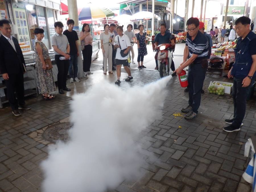 전통시장 화재 진압 방사 실습 모습/경북도