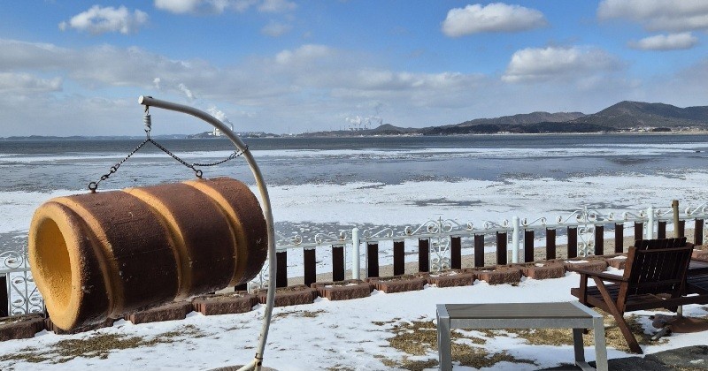 21일     충남권 전 지역에 한파특보가 발효된 가운데, 일부 지역에서는 한때 눈이 내릴 것으로 보인다. 도로 살얼음과 빙판길로 인한 교통사고 예방을 위해 운전자들의 주의가 필요하다./사진=김지연 기자