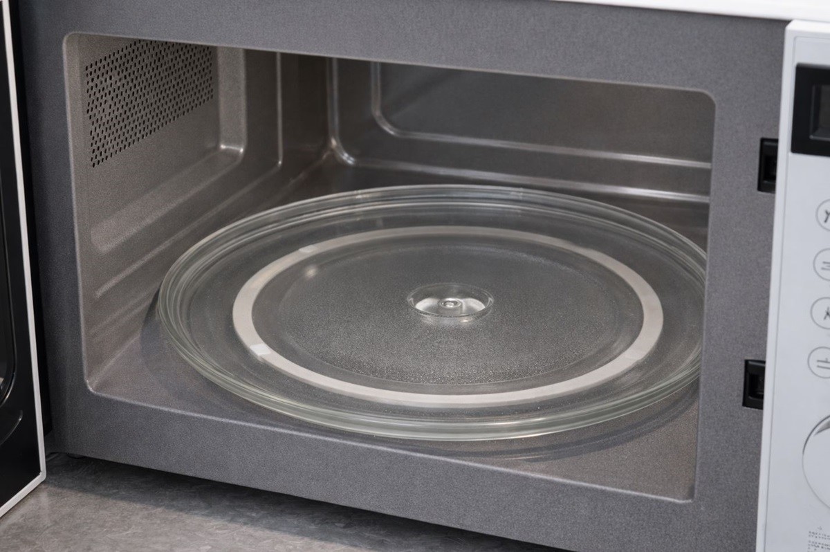 말끔해진 전자레인지 내부 모습. 기사 이해를 돕기 위해 AI를 활용해 제작한 자료 사진입니다.