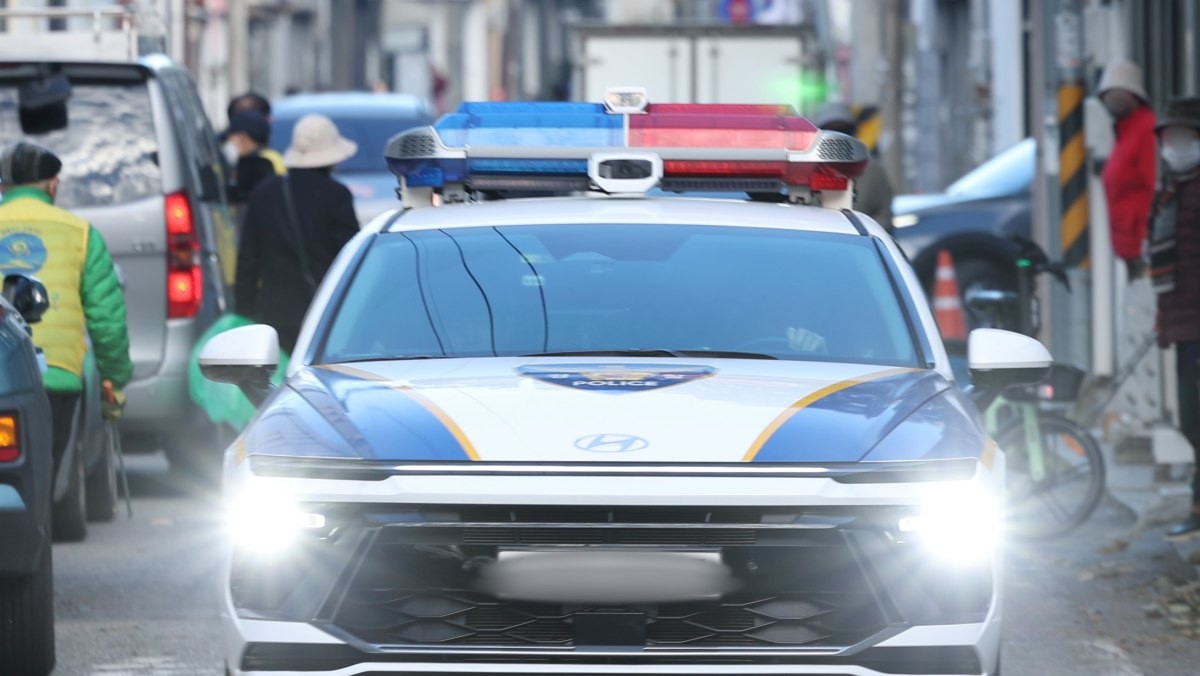 경기 용인동부경찰서는 살인 및 존속살인 미수 혐의를 받는 A 씨에 대해 체포영장을 신청할 계획이라고 21일 밝혔다. A 씨는 부상이 심각해 현재 인공호흡기에 의존하며 치료를 받고 있는 것으로 알려졌다. 경찰은 A 씨의 상태로 인해 당장 조사가 어렵다고 판단해, 우선 체포영장을 발부받은 뒤 회복 상황을 지켜보며 신병을 확보할 방침이다. 이후 구속 여부에 대해서도 검토할 예정이다. 사진은 경찰차 자료사진. (기사 속 사건과 직접적인 연관이 없음을 밝힙니다.) / 뉴스1