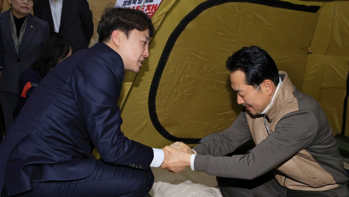 통일교·공천헌금 '쌍특검' 수용을 요구하며 단식 7일 차를 맞은 국민의힘 장동혁 대표가 21일 서울 여의도 국회 로텐더홀 단식 농성장을 찾은 개혁신당 이준석 대표와 인사하고 있다 / 뉴스1