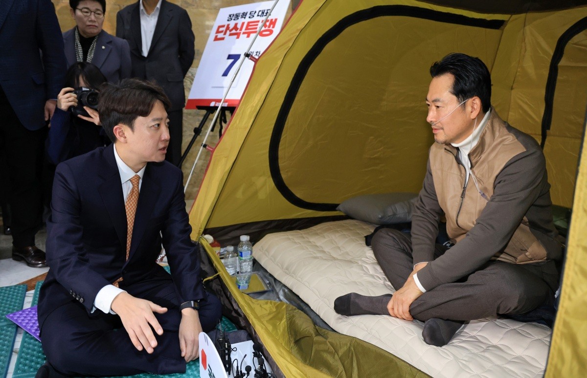 단식 농성장 찾은 이준석 대표와 대화나누는 장동혁 대표/ 뉴스1