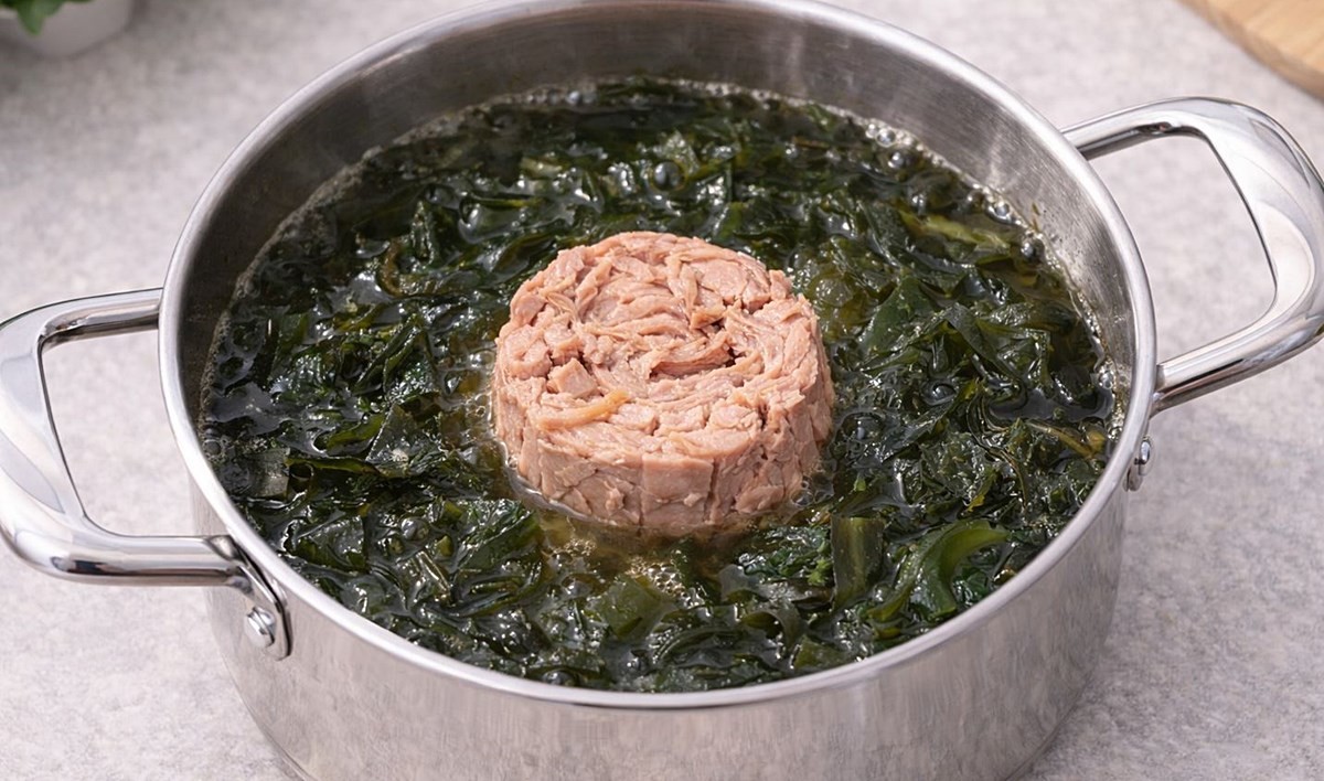 미역국에 참치를 넣은 모습. 기사 이해를 돕기 위해 AI를 활용해 제작한 자료 사진입니다. 실제 모습과 다소 차이가 있을 수 있습니다.