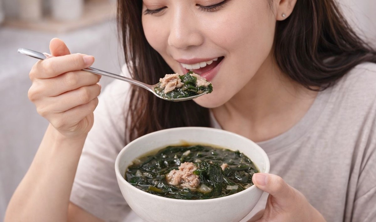 참치 미역국을 맛있게 먹는 모습. 기사 이해를 돕기 위해 AI를 활용해 제작한 자료 사진입니다.