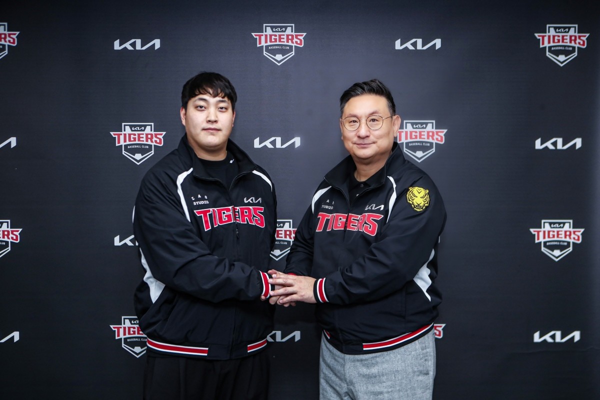 조상우(왼쪽)와 심재학 단장이 FA 계약을 체결한 뒤 기념 사진 촬영을 하고 있다. / KIA 타이거즈 제공
