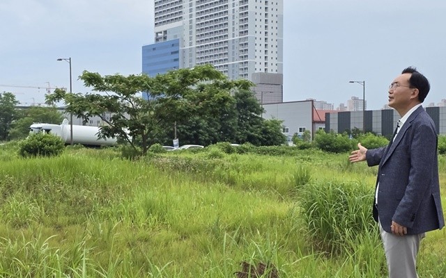 2030년 개관 예정인 국립나주에너지전문과학관 부지 앞에서 윤병태 나주시장이 건립 계획 등을 설명하고 있다