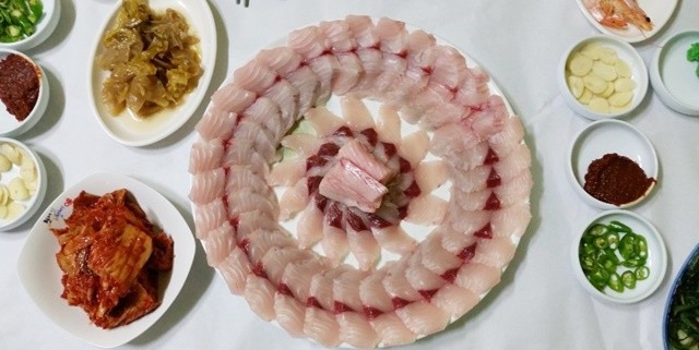 완도 겨울 별미(삼치 회)