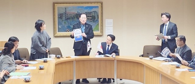 2026 pre 완도국제해조류박람회에 대해 설명하는 신우철 군수