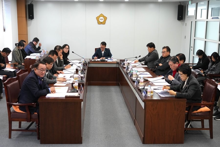 지난 20일 영천시의회 의원 및 집행부 관계 부서장이 참석한 가운데 정례간담회가 열리고 있다. / 영천시의회 제공