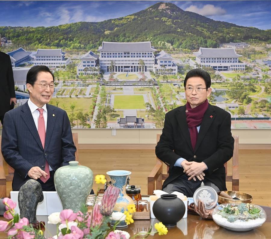 임종식 경북교육감(왼쪽)은 21일 오전 경북도청에서 이철우 경북도지사를 만나 대구경북 행정통합과 관련한 교육 분야 주요 현안에 대해 논의했다./경북교육청