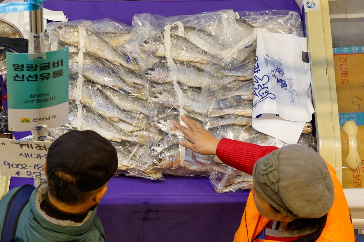 시민들이 굴비를 살펴보고 있다  뉴스1