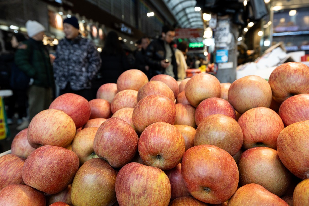 시민들이 설 성수품 및 제수용품 등을 둘러보고 있다. 기사의 이해를 돕기 위한 사진 / 뉴스1