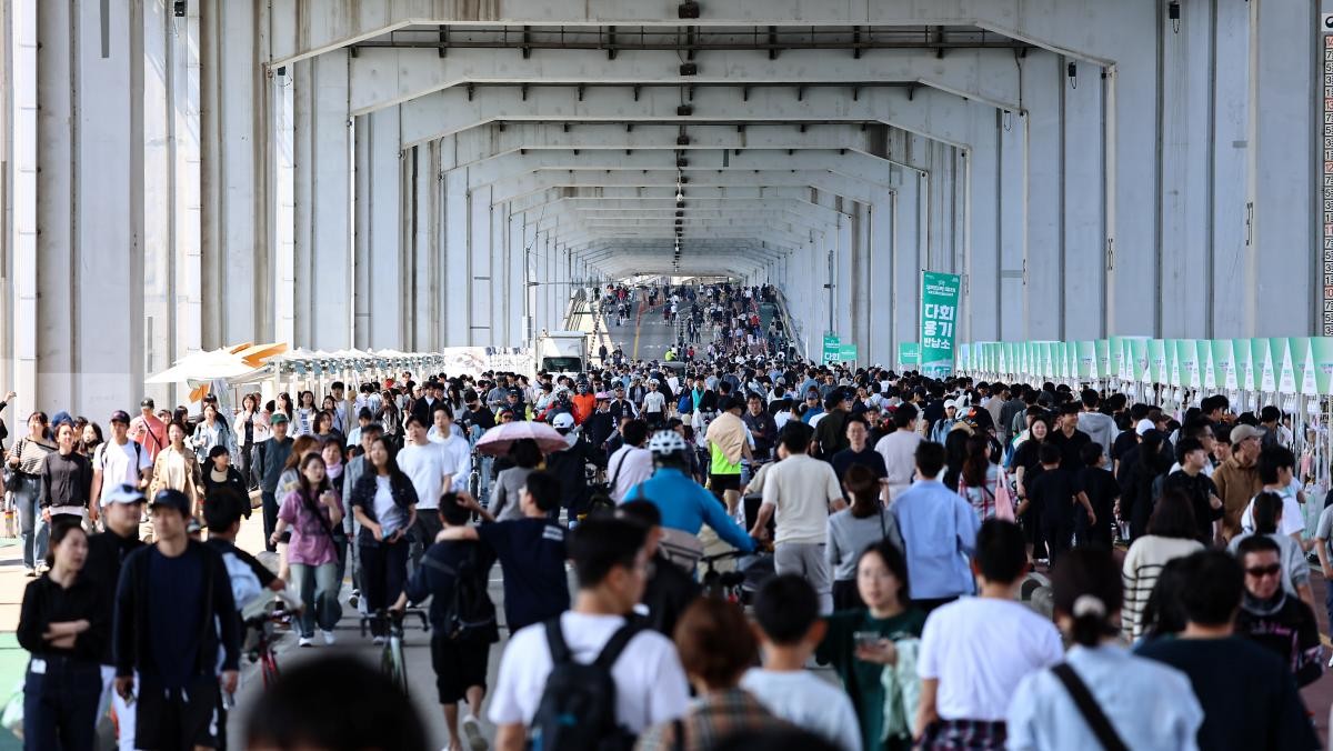 지난해 서울 서초구 잠수교에서 열린 '차 없는 잠수교 뚜벅뚜벅 축제'를 찾은 시민들 모습.   / 뉴스1