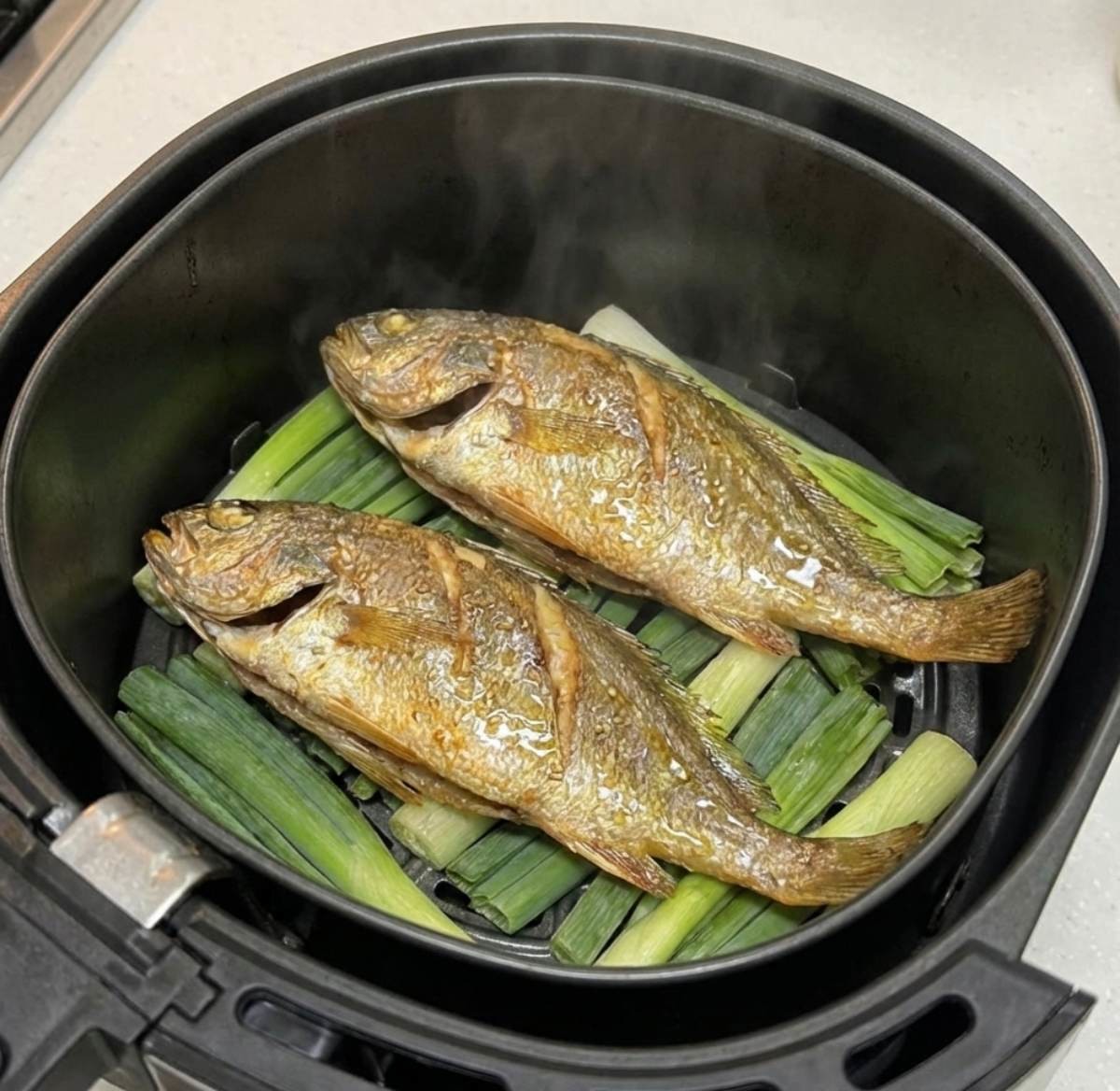 에어프라이에 대파 깔고 그 위에 조기 올리기. 기사 내용 토대로 AI툴 활용해 제작한 자료사진.