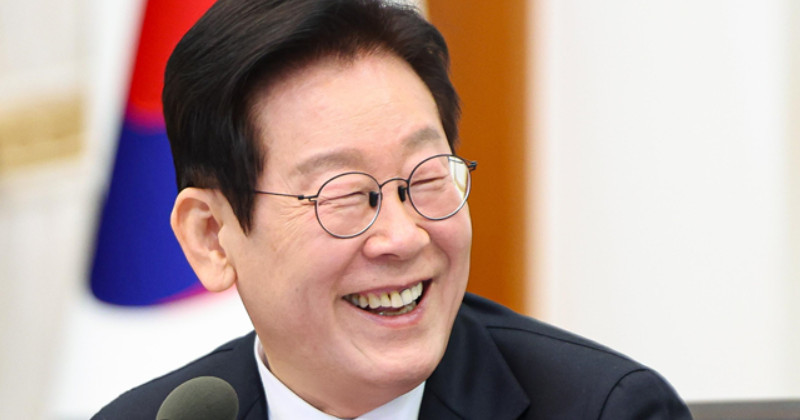 이재명 대통령이 지난해 12월 30일 청와대에서 열린 국무회의에서 미소를 짓고 있다. / 뉴스1