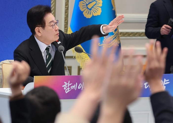 이재명 대통령이 21일 청와대 영빈관에서 열린 신년 기자회견에서 취재진 질문을 받고 있다. / 뉴스1