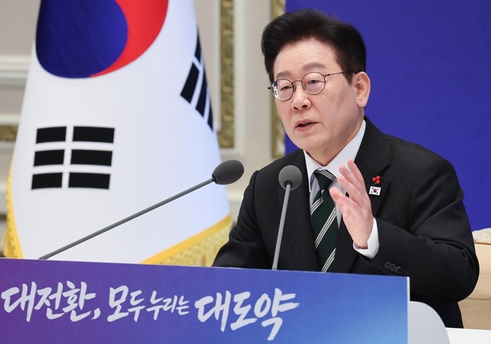 이재명 대통령이 21일 청와대 영빈관에서 열린 신년 기자회견에서 취재진 질문에 답변하고 있다. / 뉴스1