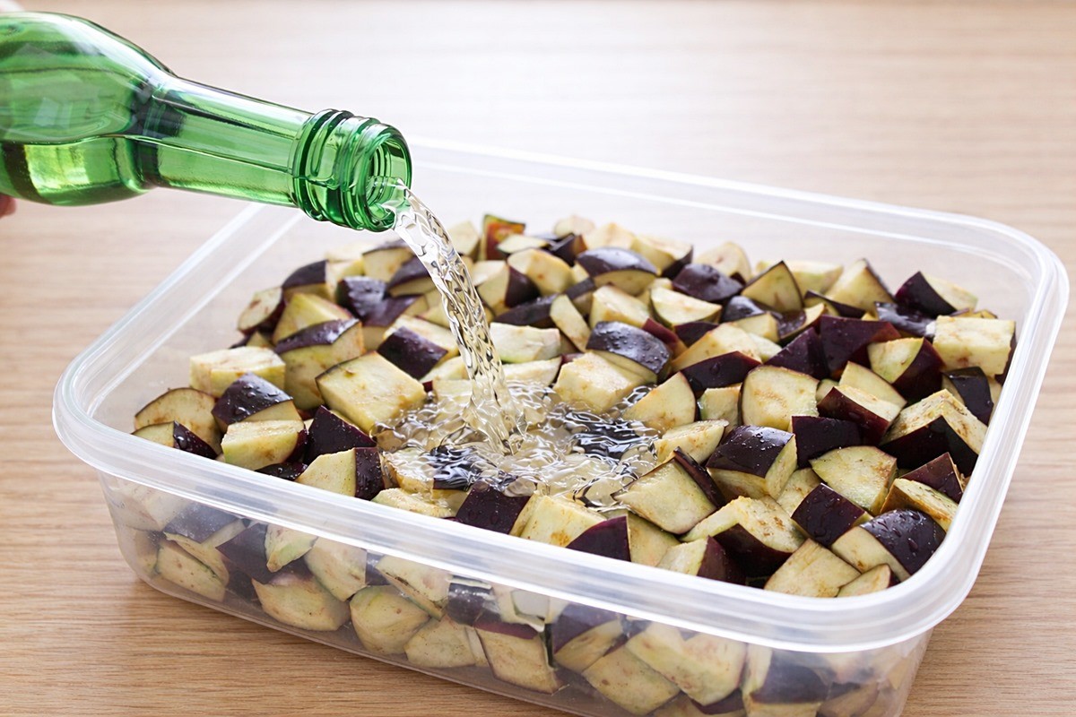 가지장아찌를 만들기 위해 잘라 놓은 가지에 소주를 넣는 모습. 기사 이해를 돕기 위해 AI를 활용해 제작한 자료 사진입니다. 실제 모습과 다소 차이가 있을 수 있습니다.