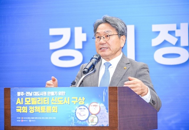 강기정 광주광역시장이 지난해 9월17일 오전 서울 여의도 국회의원회관 제1소회의실에서 열린 'AI모빌리티 신도시 구상 국회 정책토론회'에 참석해 '광주 미래 모빌리티 특화도시 조성'을 주제로 발표하고 있다./광주광역시 제공