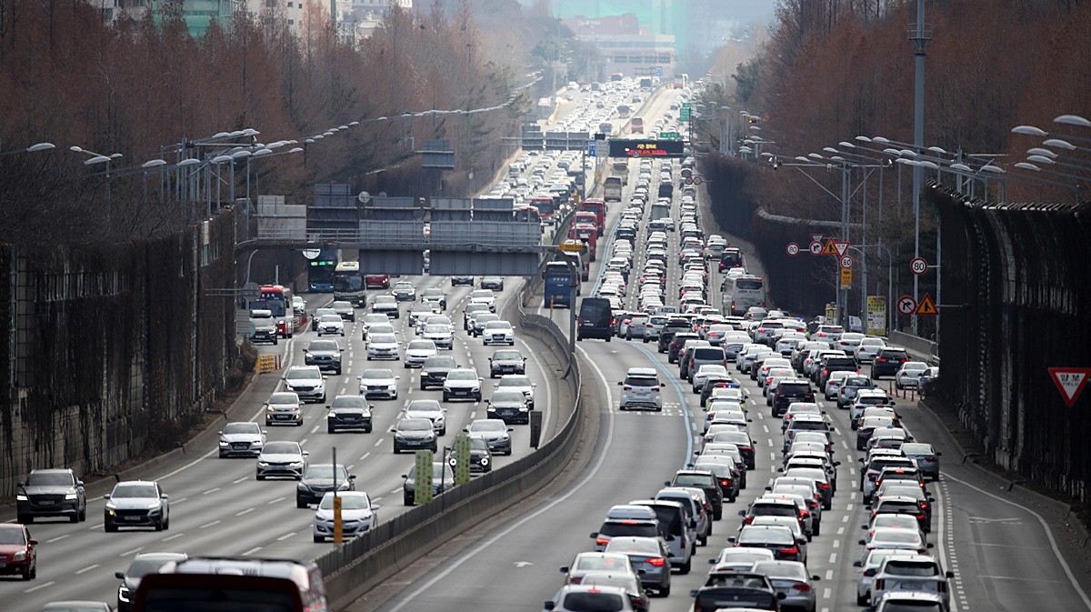 설 귀성길 고속도로 모습. 기사 이해를 돕기 위한 자료 사진입니다. / 뉴스1