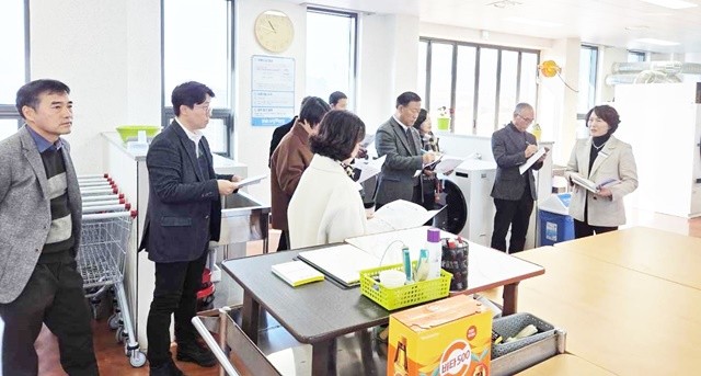 양보남 통합돌봄과장이 사평빨래방을 소개하고 있다.