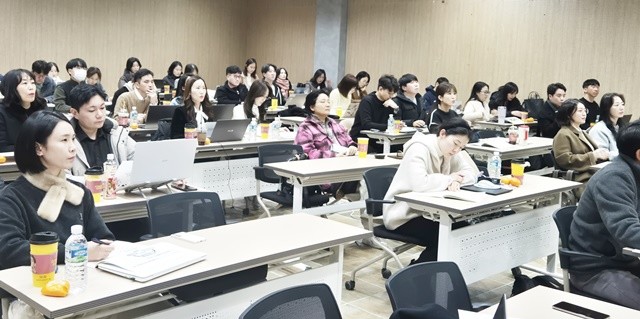 20일 나주에서 ‘2025. 서·논술형 학생평가 연수’가 진행되고 있다.