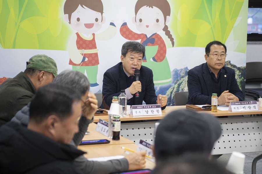 울릉군은 새해를 맞아 관내 관계기관과 읍‧면을 차례로 방문하며 지역 현안 사항을 점검하고 의견을 청취했다/울릉군