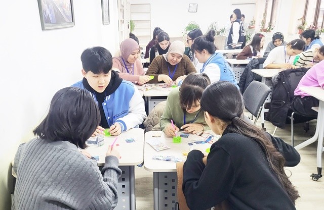 전남학생공공외교스쿨 학생 외교관들이 타슈켄트 한국교육원에서 문화‧교육 교류 활동을 하고 있다.