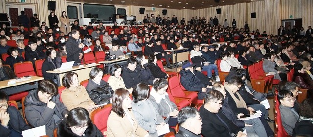 ‘광주·전남 행정 통합 도민공청회’에 참석한 도민들이 행정 통합 청사진에 대해 경청하고 있다.