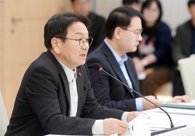 강기정 광주광역시장이 20일 오전 시청 중회의실에서 열린 공공기관장 및 간부회의를 주재하고 있다. /광주광역시 제공