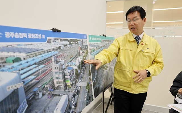 박병규 광산구청장이 20일 구청 1층 모두의 쉼터에서 기자 차담회를 열고 광주송정역 광장 확장 사업 필요성을 설명하고 있다.