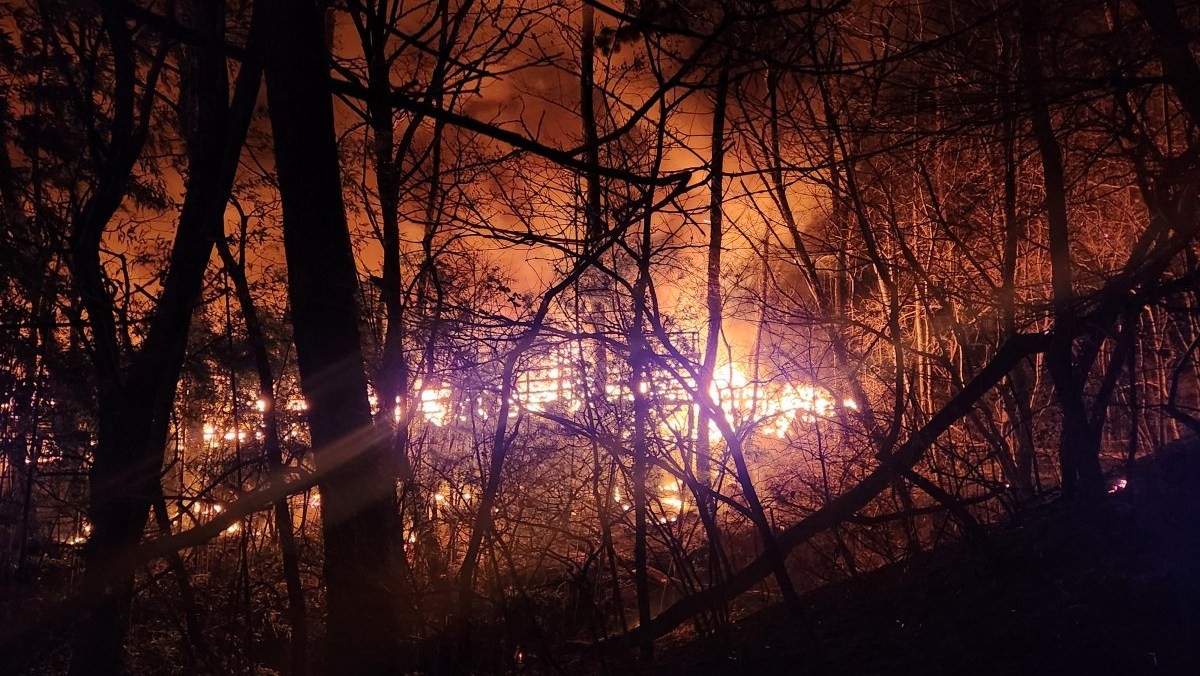 21일 오후 부산 기장군 기장읍 청강리의 한 공장에서 불이 나 인근 야산으로 번져 산불이 확대되고 있다. / 부산소방재난본부 제공, 뉴스1