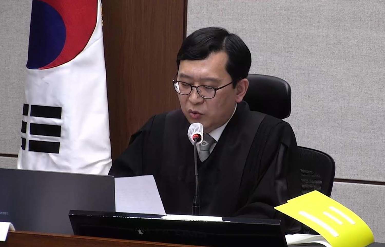 이진관 부장판사가 21일 서울 서초구 서울중앙지방법원에서 열린 한덕수 전 국무총리 내란 우두머리 방조, 내란 중요임무 종사 혐의 사건 1심 선고공판에서 선고문을 읽고 있다. / 서울중앙지방법원 제공 영상 캡처