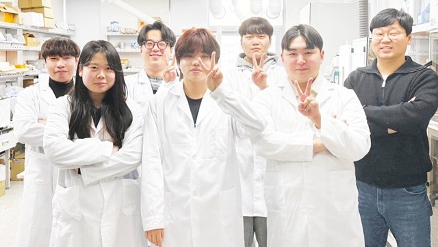 연구를 수행한 서경원 학생 (석유화학소재공학과, 오른쪽에서 두번째), 안효성 교수 (맨 오른쪽)