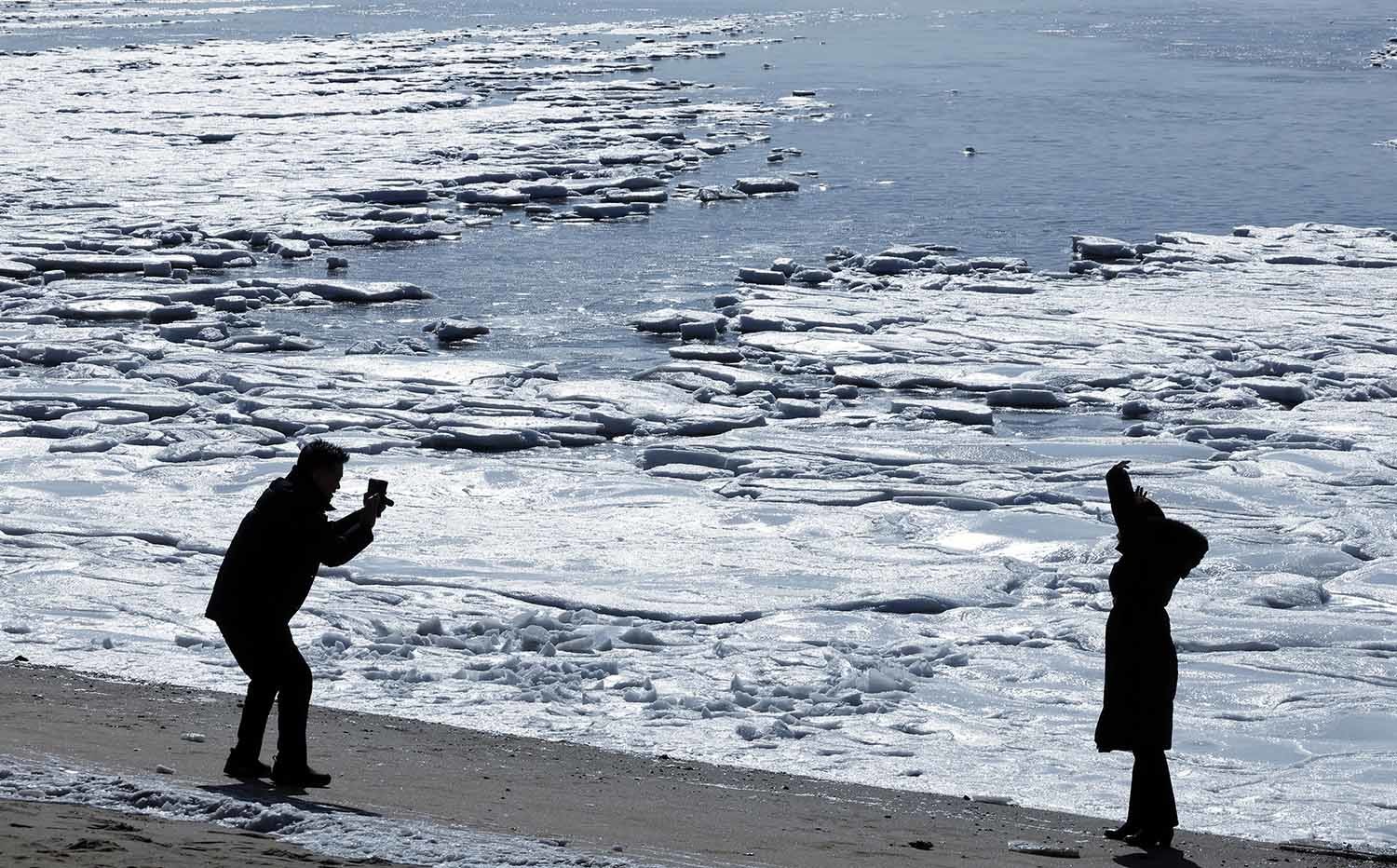 전국 곳곳에 한파특보가 발효돼 맹추위가 이어진 21일 인천 강화도 동막해변 일대가 얼어붙어 있다. 기상청에 따르면 전국 대부분 지역에서는 당분간 아침 기온이 -10도 안팎으로 떨어지고 바람도 강하게 불어 체감온도는 더욱 낮을 것으로 예보했다. / 뉴스1