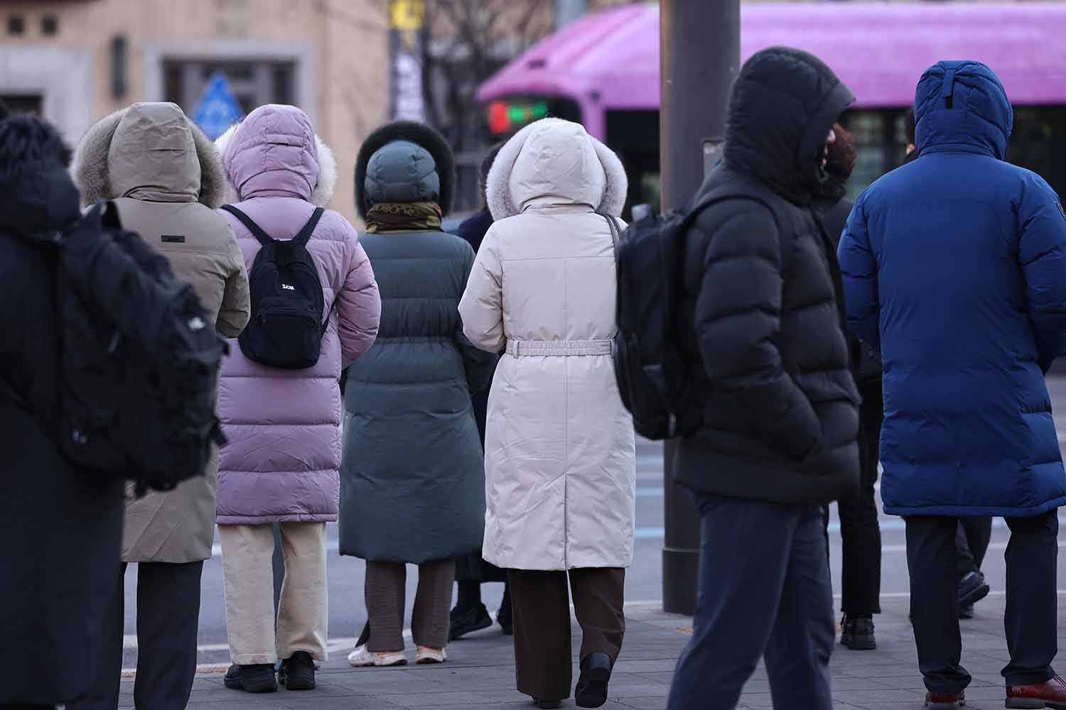 서울 전역에 한파주의보가 내려진 21일 오전 서울 세종대로 광화문역 네거리에서 두꺼운 옷을 입은 시민들이 횡단보도 신호를 기다리고 있다. / 뉴스1