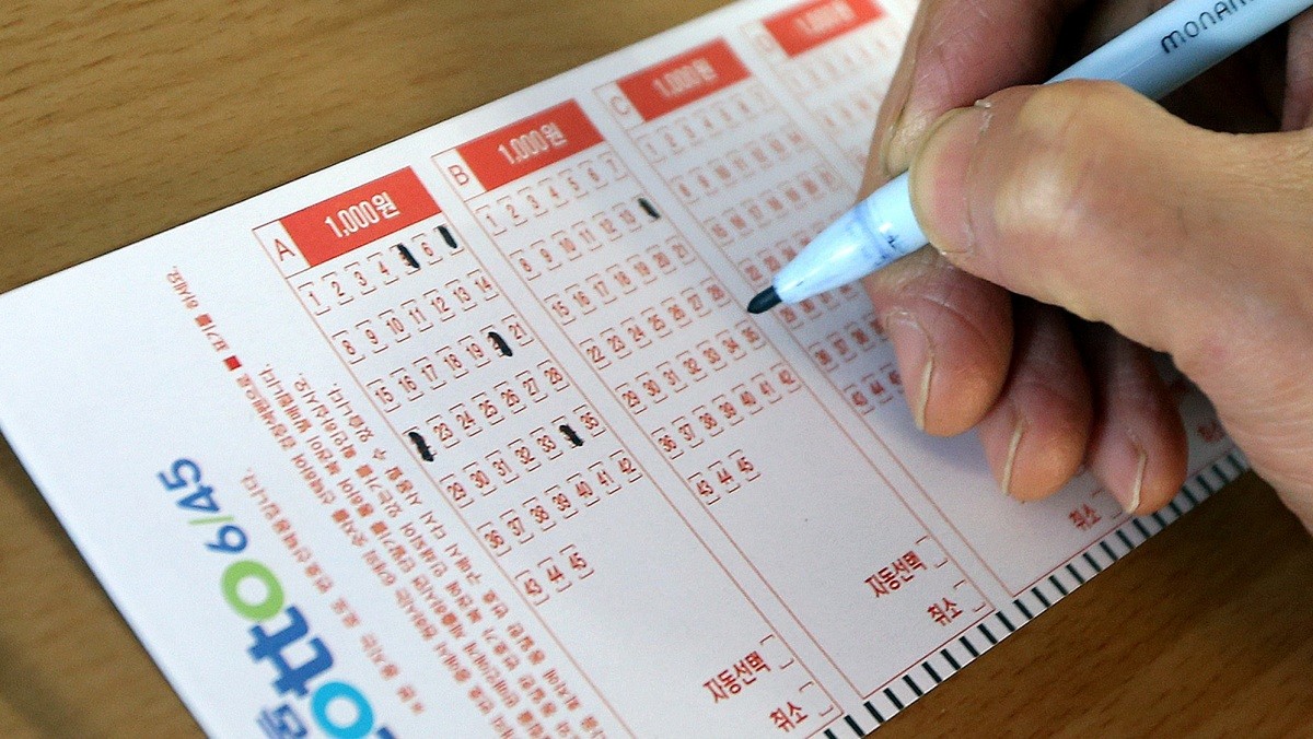 한 로또 판매점에서 한 시민이 로또 번호를 기입하고 있다. 기사의 이해를 돕기 위한 사진/ / 연합뉴스