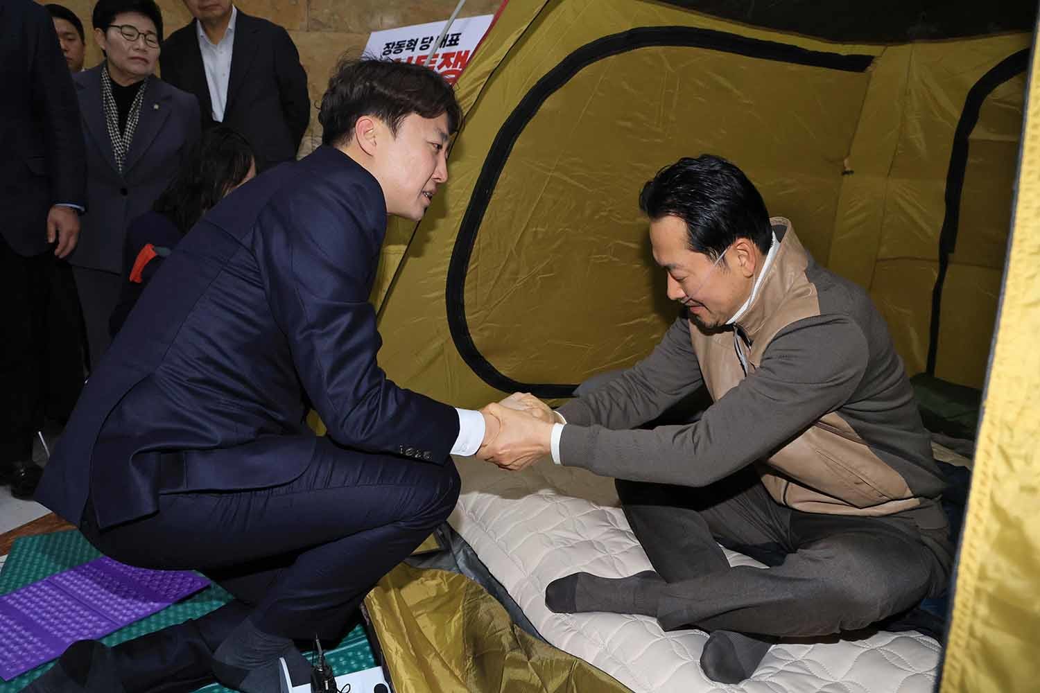 통일교·공천헌금 '쌍특검' 수용을 요구하며 단식 7일 차를 맞은 국민의힘 장동혁 대표가 21일 서울 여의도 국회 로텐더홀 단식 농성장을 찾은 개혁신당 이준석 대표와 인사하고 있다. / 뉴스1 (공동취재)