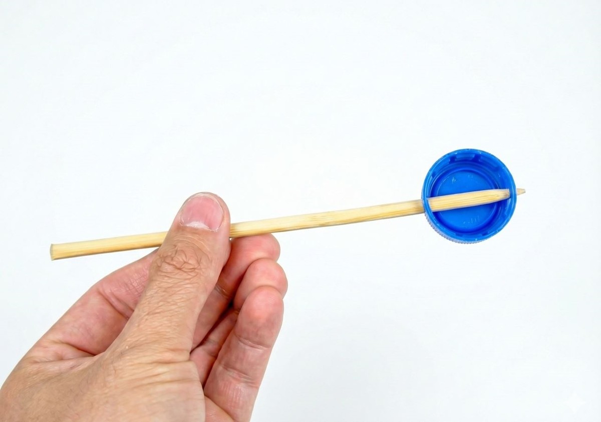 생수병 뚜껑으로 만든 초간편 티스푼 모습. 기사 이해를 돕기 위해 AI를 활용해 제작한 자료 사진입니다. 실제 모습과 다소 차이가 있을 수 있습니다.