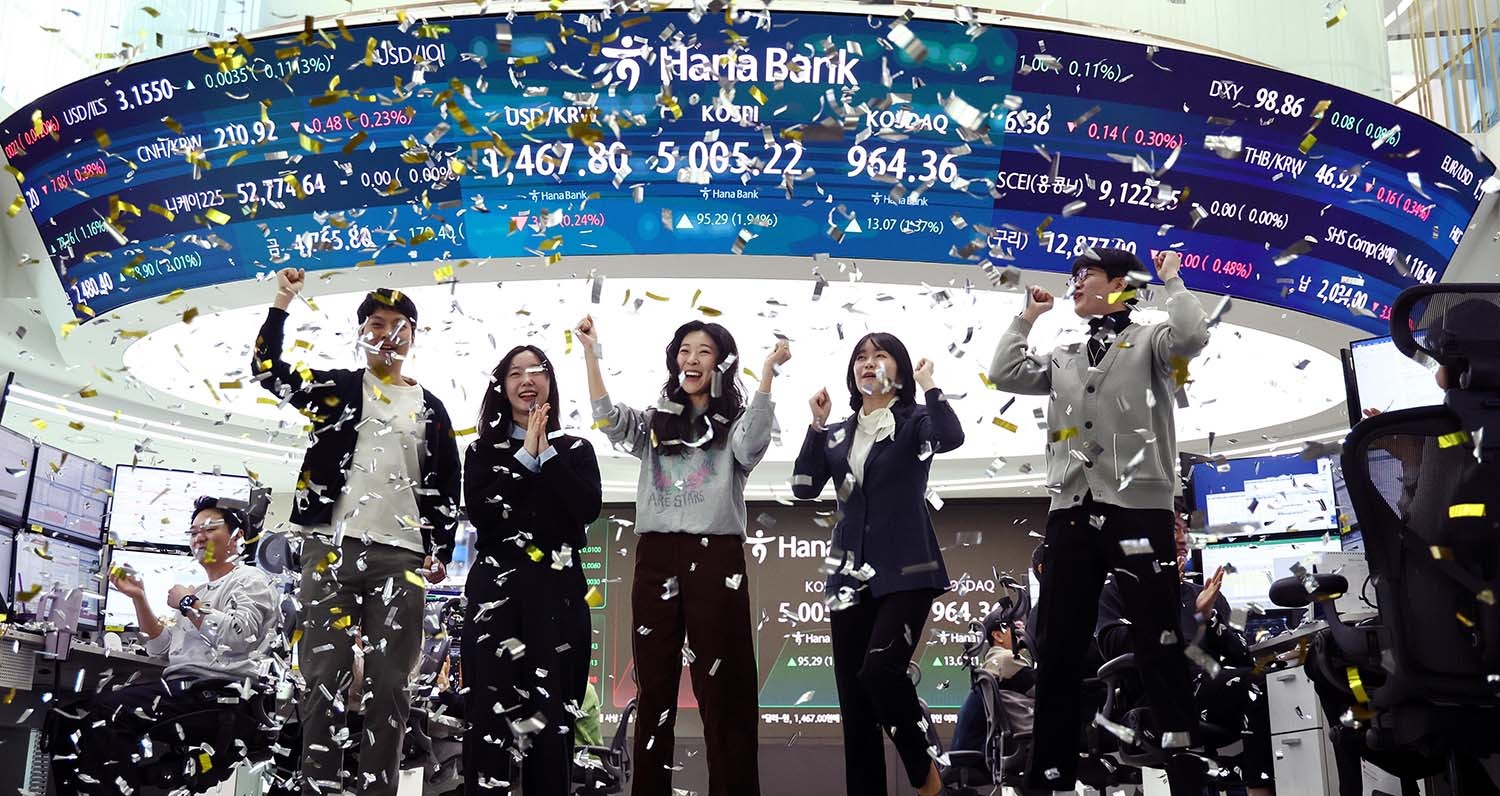 22일 오전 서울 중구 하나은행 본점 딜링룸 현황판에 코스피 지수가 장중 5000p를 넘으며 개장하자 직원들이 환호하고 있다. / 뉴스1